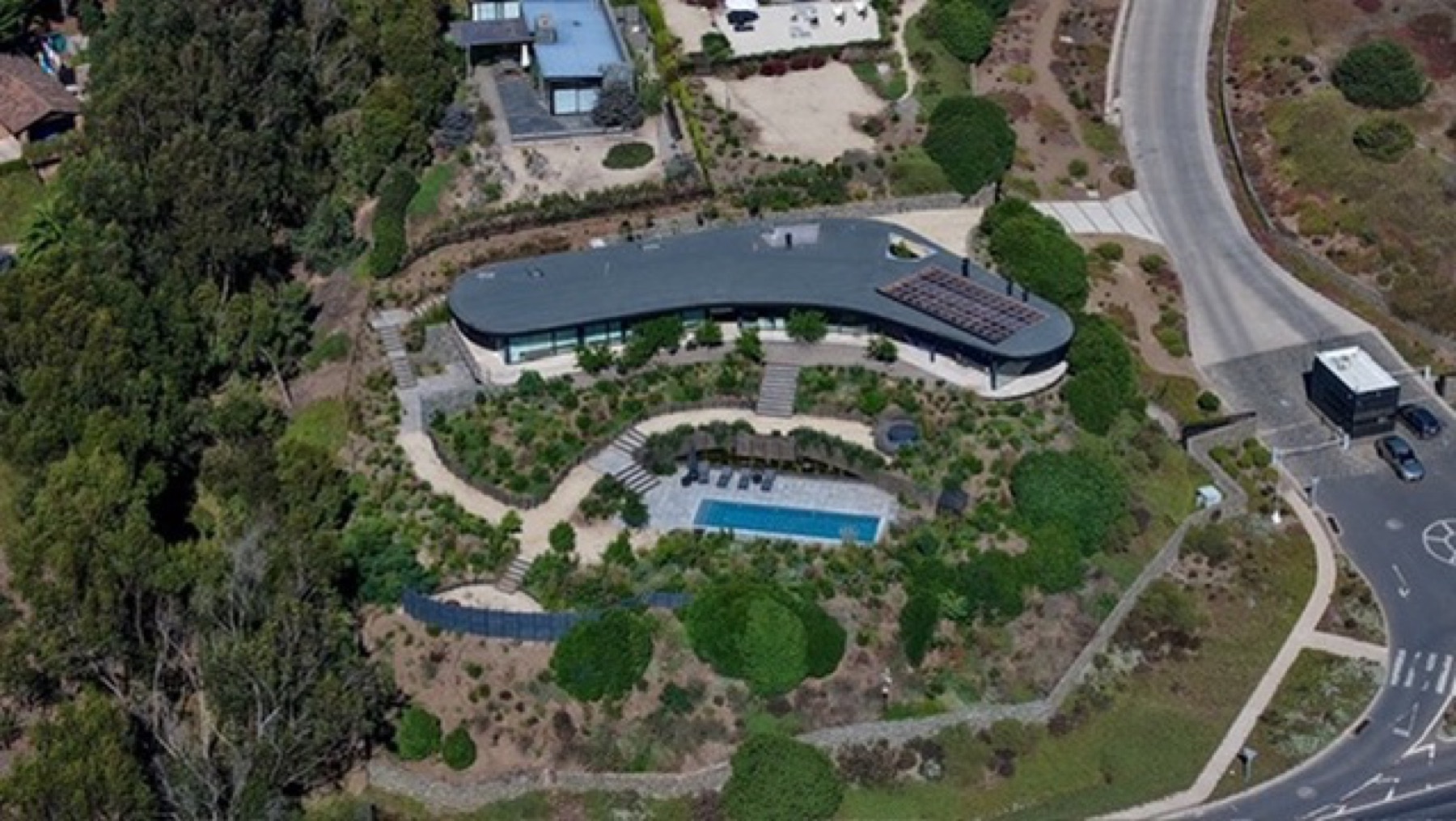 Complejo con piscina, vista aérea
