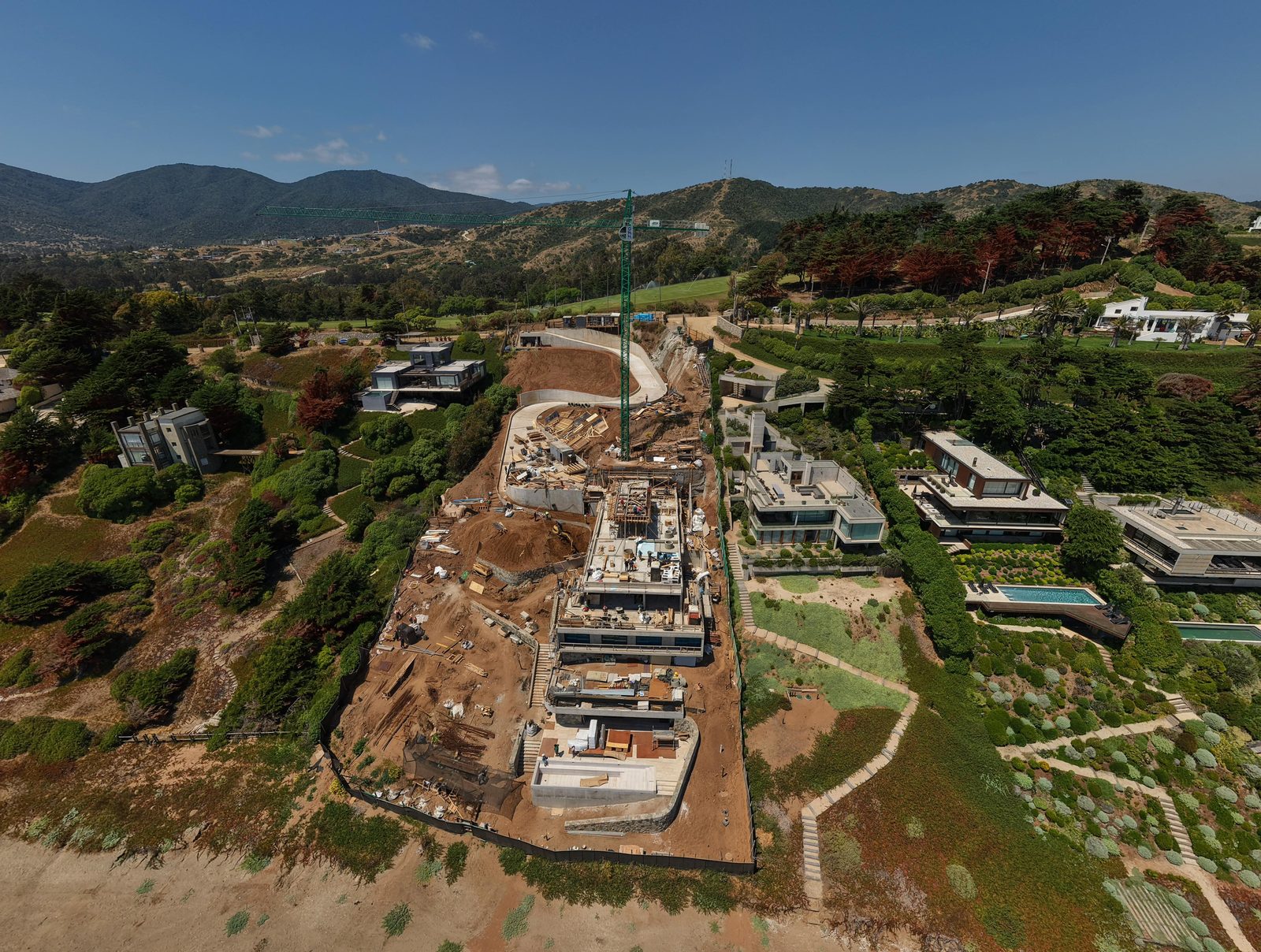 Vista aérea con dron de una obra sobre la costa registrada por Inversiones BYB