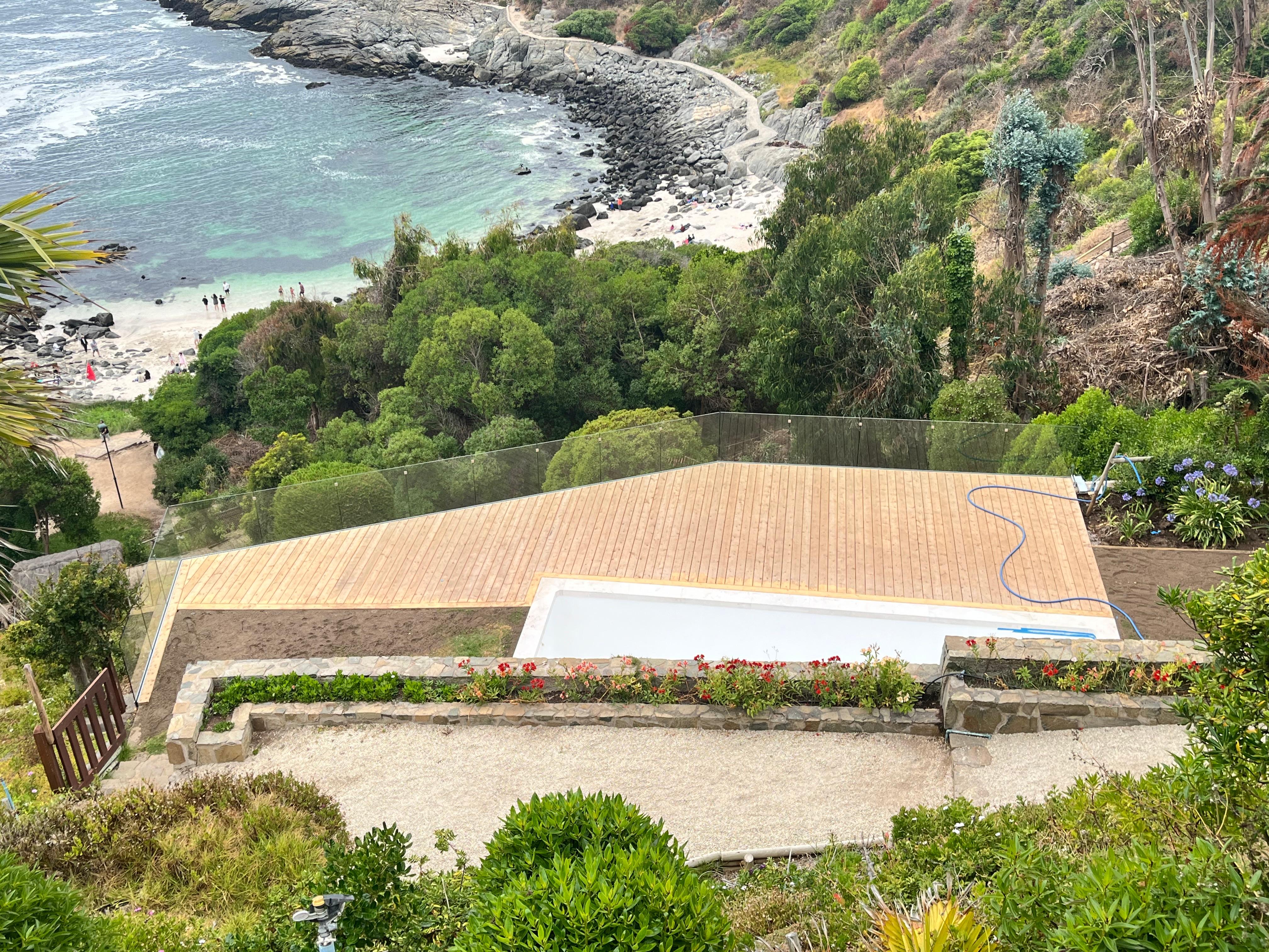 Vista aérea de casa y piscina, Zapallar