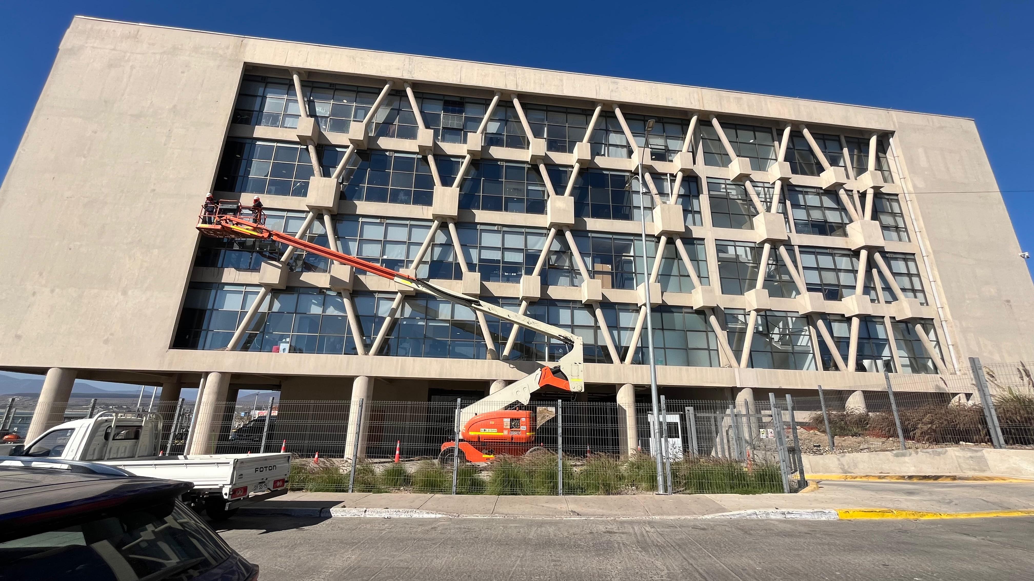 Trabajo en fachada de edificio