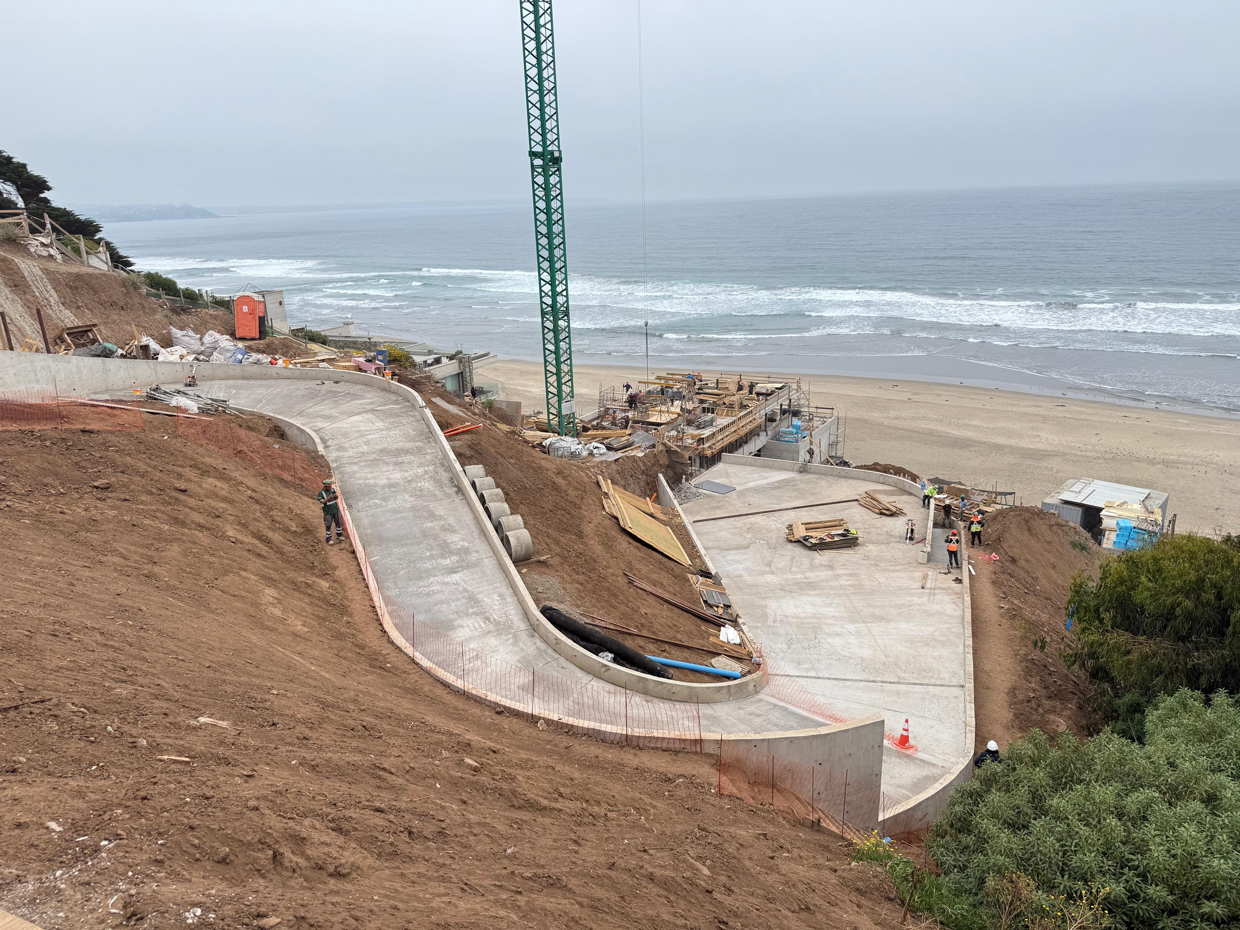 Obra en construcción sobre la costa