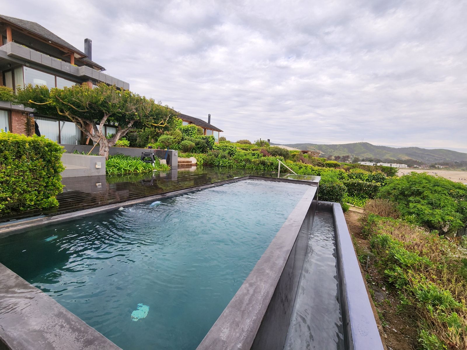 Piscina con deck de madera
