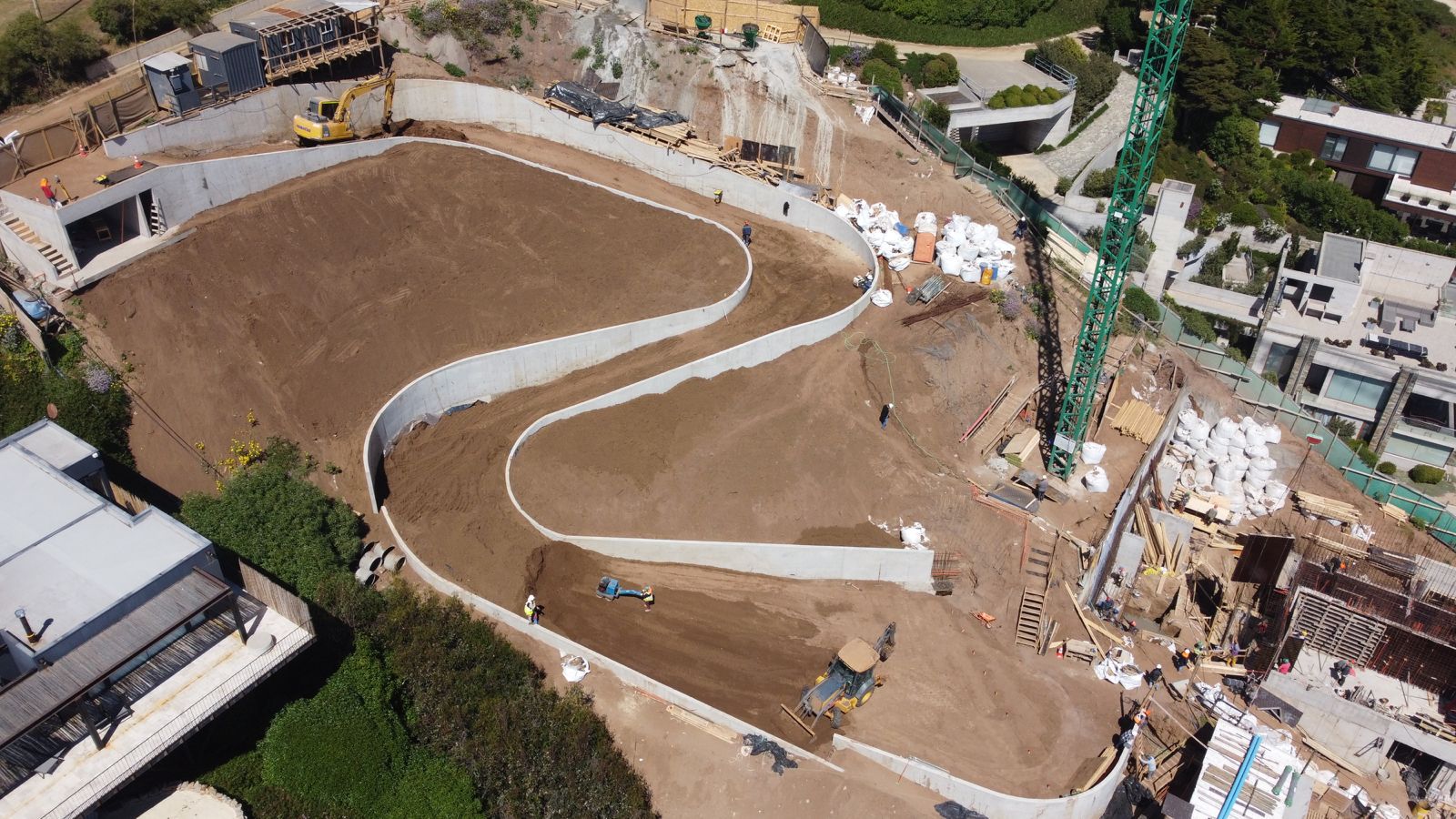 Obra en construcción con grúa, vista aérea, Zapallar