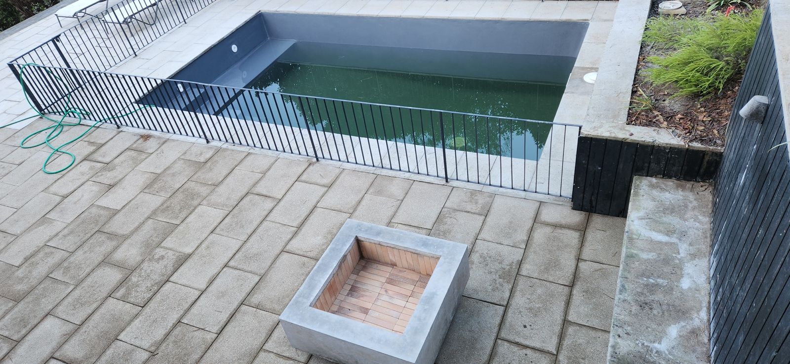 Terraza con piscina y fogón